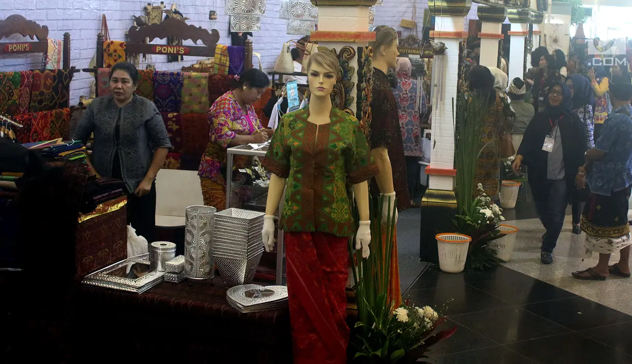 Pengunjung melihat pameran kerajinan nusantara bertajuk Kriya Nusa 2018 di JCC Jakarta, Rabu (26/9). Pameran yang diikuti lebih dari 300 stan kerajinan dan 21 stan kuliner berlangsung hingga 30 September 2018. (Liputan6.com/Angga Yuniar)