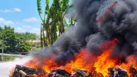 Detik-Detik Api Melalap Parkiran Pabrik di Demak, 26 Motor Hangus