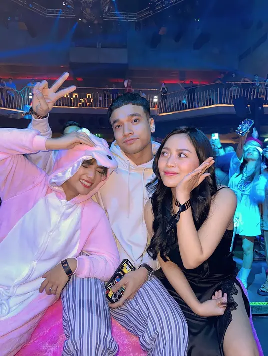 Fuji tampil menggemaskan kenakan baju tidur dinosaurus berwarna pink-putih.[Instagram/fuji_an]