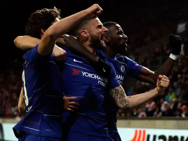Bek Chelsea, Marcos Alonso berselebrasi dengan rekan setimnya setelah mencetak gol ke gawang Slavia Praha dalam laga leg pertama perempat final Liga Europa 2018-19 di Sinobo Stadium, Kamis (11/4). Chelsea menang tipis 1-0 lewat gol tunggal yang dicetak oleh Marcos Alonso. (AP/Petr David Josek)