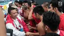 Menpora Imam Nahrawi memberi ucapan selamat kepada timnas polo air putra Indonesia usai melawan Filipina di National Aquatic Centre, Kuala Lumpur, Malaysia, Minggu (20/8). Timnas polo air putra Indonesia menyabet medali perak. (Liputan6.com/Faizal Fanani)