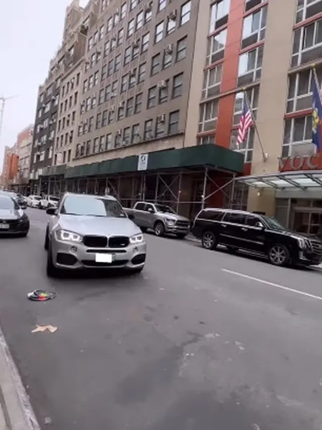 7 Potret Terry Putri yang Jadi Kurir Makanan di Amerika Serikat, Antar Pakai BMW