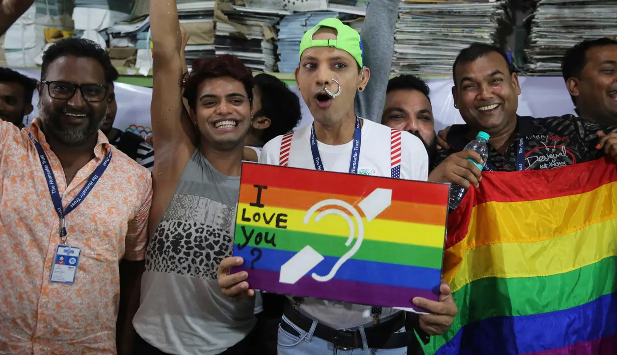 Pendukung dan anggota LGBT melakukan perayaan setelah Mahkamah Agung India mendekriminalisasi hubungan sesama jenis di Mumbai, India, Kamis (6/9). Sebelumnya, hubungan sesama jenis adalah isu terlarang. (AP Photo/Rafiq Maqbool)