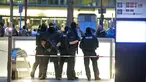 Polisi pasukan khusus berjaga di pintu masuk stasiun kereta api utama, menyusul penembakan di pusat perbelanjaan Olympia di Munich, Jerman (22/7). Penembakan tersebut menewaskan sekitar 10 orang,termasuk pelaku.  (REUTERS / Michael Dalder)
