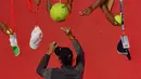 Petenis asal Spanyol, Rafael Nadal memberikan tanda tangan kepada penggemarnya setelah menang atas Matthew Ebden dari Australia pada pertandingan tunggal putra turnamen Australia Terbuka di Melbourne, Rabu (16/1). (Photo by Peter PARKS / AFP)