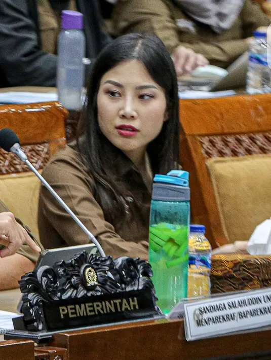 <p>Menteri Pariwisata dan Ekonomi Kreatif Sandiaga Uno (kiri) berbincang dengan Wakil Menteri Pariwisata dan Ekonomi Kreatif Angela Tanoesoedibjo (kanan) saat rapat kerja bersama Komisi X DPR di Kompleks Parlemen, Senayan, Jakarta, Rabu (31/5/2023). (Liputan6.com/Faizal Fanani)</p>