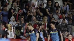 Suporter menyambut kedatangan ganda putra Indonesia, Kevin Sanjaya / Marcus Gideon, saat akan melawan ganda Jerman pada Indonesia Masters 2019 di Istora Senayan, Jakarta, Rabu (23/1). Kevin / Marcus lolos ke 16 besar. (Bola.com/M. Iqbal Ichsan)