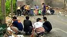 Situasi di Bangkok, Thailand, terus memanas. Militer negara itu telah mengepung zona aksi protes kaus merah. Ketegangan ini memaksa sebagian besar warga Bangkok mengungsi.