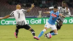 Bek Napoli, Elseid Hysaj (tengah) berusaha melewati dua pemain Juventus pada lanjutan liga Italia di Stadion San Paolo, Minggu (27/9/2015). Napoli menang atas Juventus dengan skor 2-1. (AFP PHOTO/CARLO Hermann)
