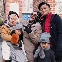 Kabar duka datang dari keluarga Rizky Febian, Sang ibu Lina meninggal dunia pada Sabtu 4 Januari 2020. Kabar duka tersebut disampaikan oleh manager Sule, Panji Komara. (instagram.com/putridelinaa)