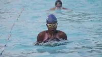 Aksi perenang Indonesia, Lince Suebe, pada perhelatan ASEAN Para Games 2017, Senin (18/9/2017). (Bola.com/Ronald Seger)