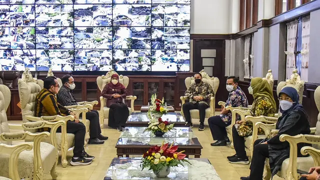 Pertemuan Khofifah dengan Eri Cahyadi di Balai Kota Surabaya. (Dian Kurniawan/Lipiutan6.com)