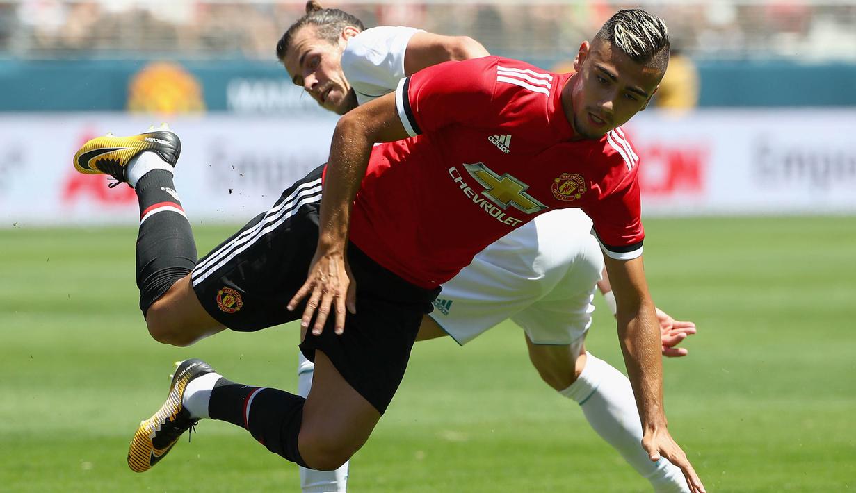 Gelandang Manchester United, Andreas Pereira, dijatuhkan gelandang Real Madrid, Gareth Bale, pada laga ICC 2017 di Stadion Levi's, California, Minggu (23/7/2017). MU menang atas Madrid 2-1 melalui adu penalti. (AFP/Ezra Shaw) 