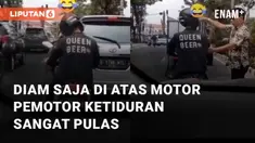 Seorang pemotor ketiduran di atas kendaraannya mengundang perhatian