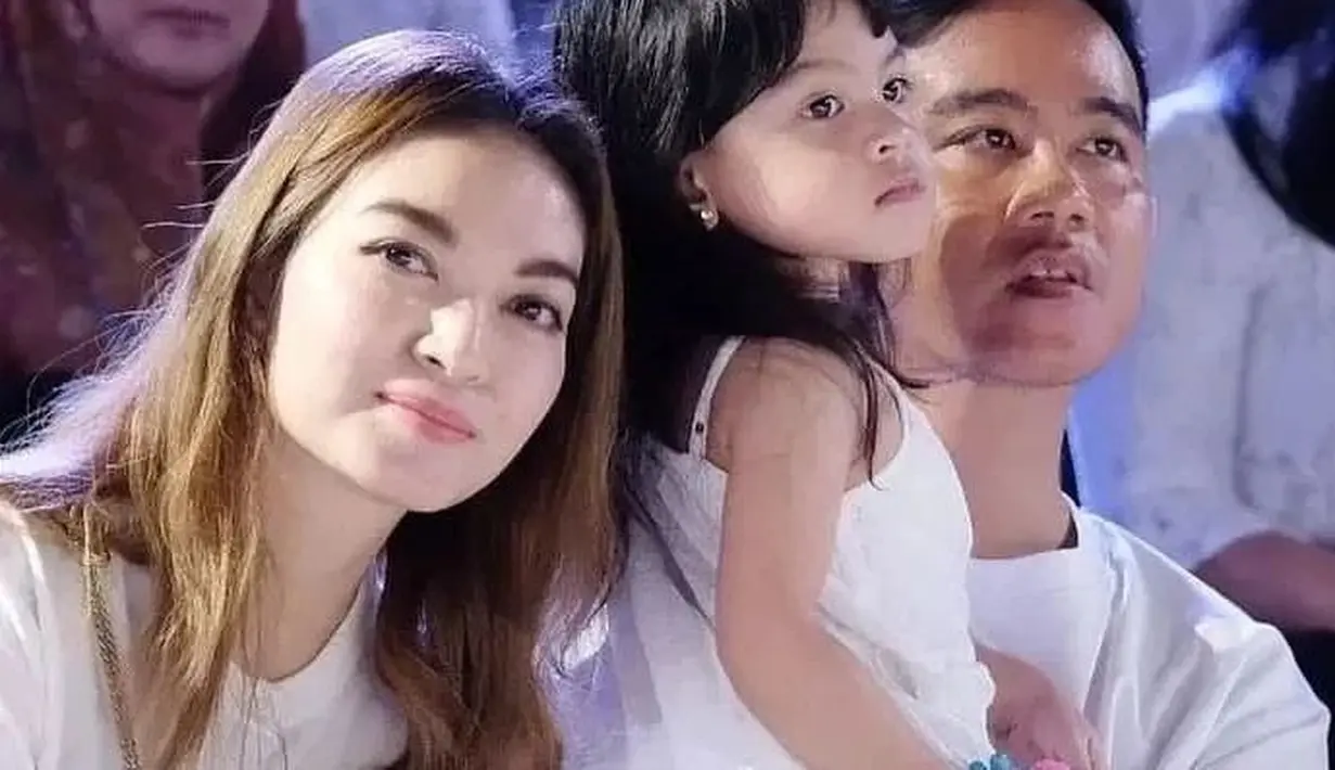 Selvi, Gibran, dan anak perempuan mereka tampil kompak mengenakan outfit berwarna putih. Selvi tampil natural dengan riasan wajah minimalis dan rambut panjangnya yang dibiarkan tergerai. [Foto: Instagram/selvi_gibran]