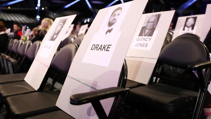 Foto bintang rap ternama Drake tertempel di tempat duduk untuk perhelatan Grammy Awards 2019 di Staples Center, Los Angeles, Kamis (7/2). Grammy Awards ke-61 akan diadakan pada 10 Februari pukul 20.00 waktu setempat. (Matt Sayles/Invision/AP)