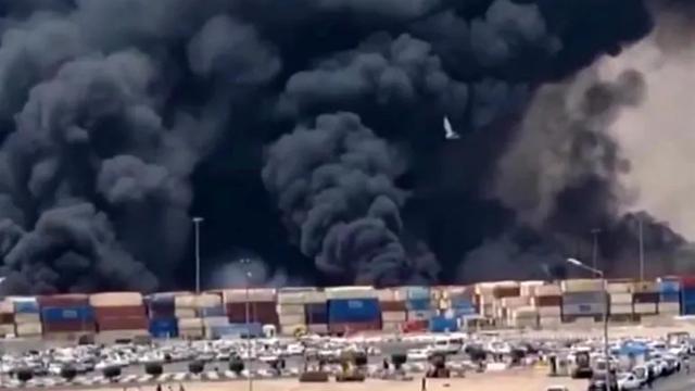 Asap hitam tebal mengepul setelah ledakan di dermaga pelabuhan Shahid Rajaei, barat daya Bandar Abbas di Provinsi Hormozgan Iran. (IRIBNEWS/AFP)