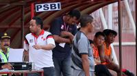 Manajer PSBI Blitar, Wima Bramantya (kaos putih,) dituntut suporter karena kekalahan beruntun yang dialami PSBI. (Bola.com/Robby Firly) 