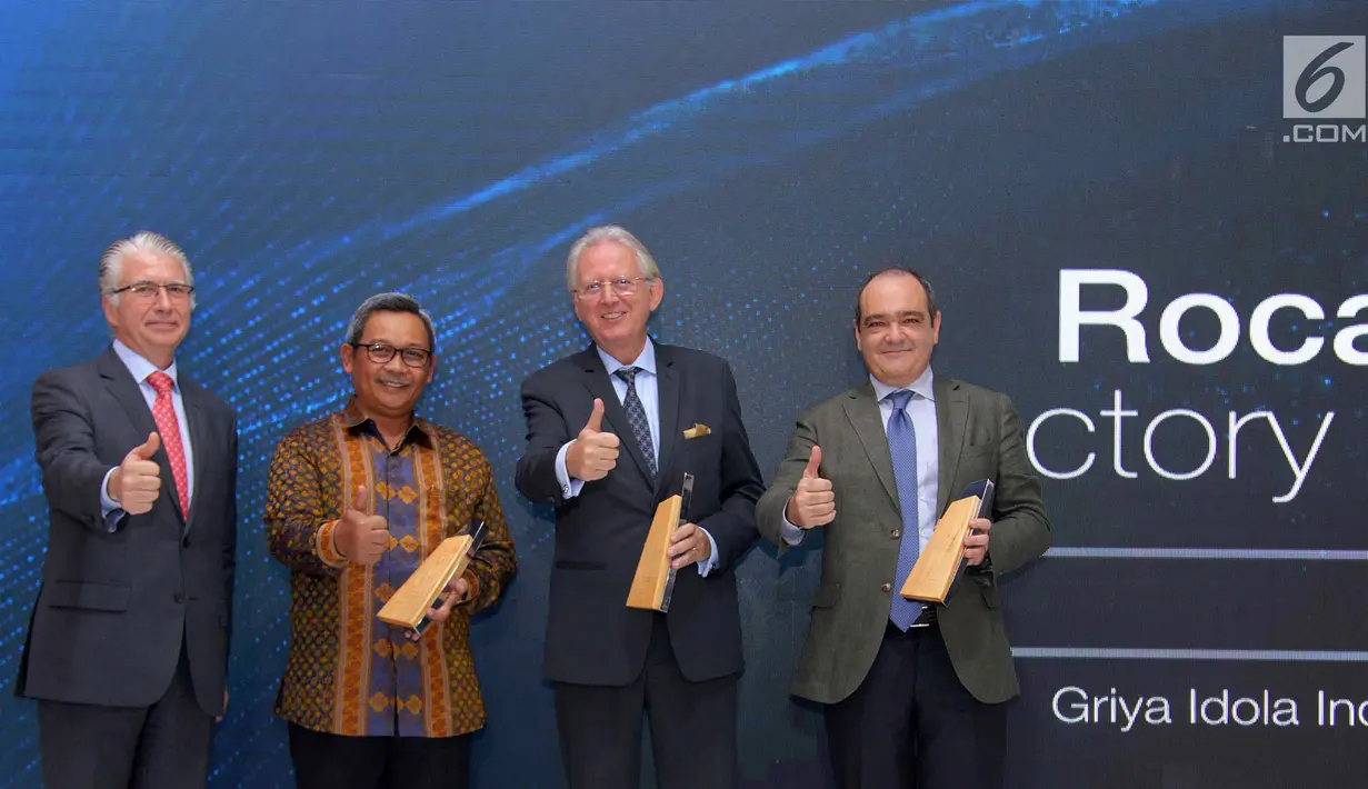 Operations Director of Roca Indonesia, Emilio Ferrer, Dirjen Industri Kimia, Farmasi, dan Tekstil Kemenperin, Achmad Sigit, Dubes Spanyol untuk Indonesia Jose Maria Matres Manso dan Raimundo Garcia Figueras foto bersama pada acara peresmian pabrik Roca di Tangerang (29/4). (Liputan6.com/HO/Irene)