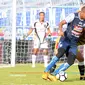 Penyerang Arema FC, Thiago Furtuoso dikawal ketat pemain Mitra di laga Liga 1 2018, Minggu (24/3). (Dok. PT LIB)