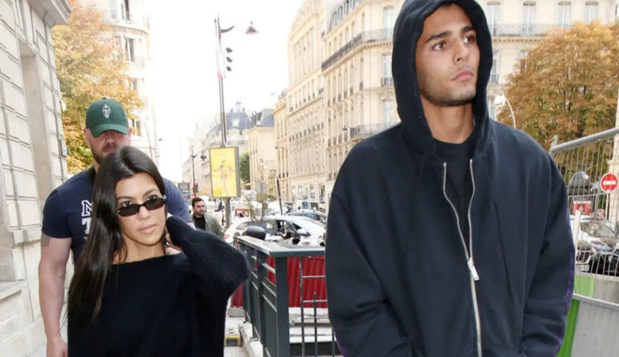 Dengan gaya menyindir,   Younes Bendjima menunjukkan   ketidaksukaannya pada Kourtney   yang sering mengunggah foto   seksi. (footwearnews)