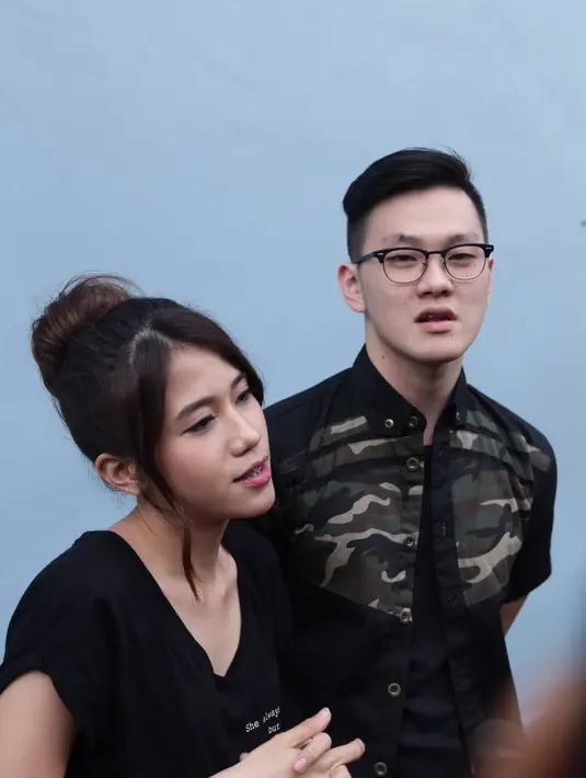 Rangkulan mesra dari Ruben tak lepas dari pundak Gigi. (Andy Masela/Bintang.com)