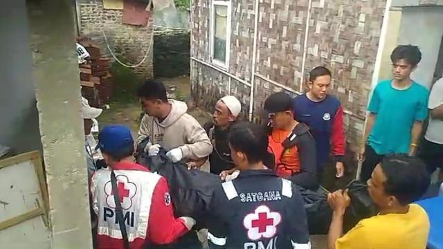 Proses evakuasi jasad pria lanjut usia korban hanyut saat peristiwa banjir besar melanda Kota Bandar Lampung, pada Jumat sore (17/1/2025). Foto : (Istimewa).