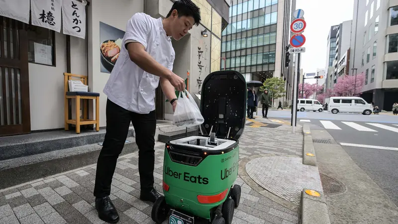 Uji Coba Uber Eats Robot Penghantaran Makanan di Jepang