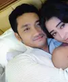 Dewi Perssik dan Angga Wijaya terlihat berpose mesra saat momen valentine. Angga terlihat memeluk erat Dewi. (Foto: instagram.com/anggawijaya88)