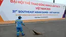 <p>Seorang pekerja menyapu sampah di depan tanda Pesta Olahraga Asia Tenggara (Southeast Asian Games) atau biasa disingkat SEA Games ke-31, sehari sebelum upacara pembukaan di Hanoi, Vietnam, Rabu (11/5/2022). SEA Games 2021 akan dibuka pada 12 Mei 2022 di Stadion My Dinh dengan mempertandingkan 40 cabang olahraga (cabor) dalam 526 nomor. (TANG CHHIN Sothy / AFP)</p>