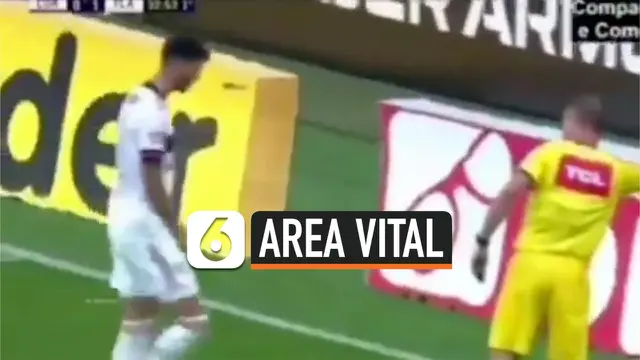 VIDEO: Terinjak Lawan, Area Vital Pemain Bola Brasil Ini Terluka