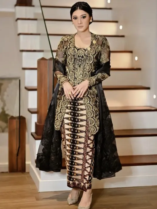 Untuk tampilan mewah namun tetap modern bisa mengenakan kebaya hitam dengan detail keemasan seperti Naysila Mirdad ini.  (@didietmaulana)