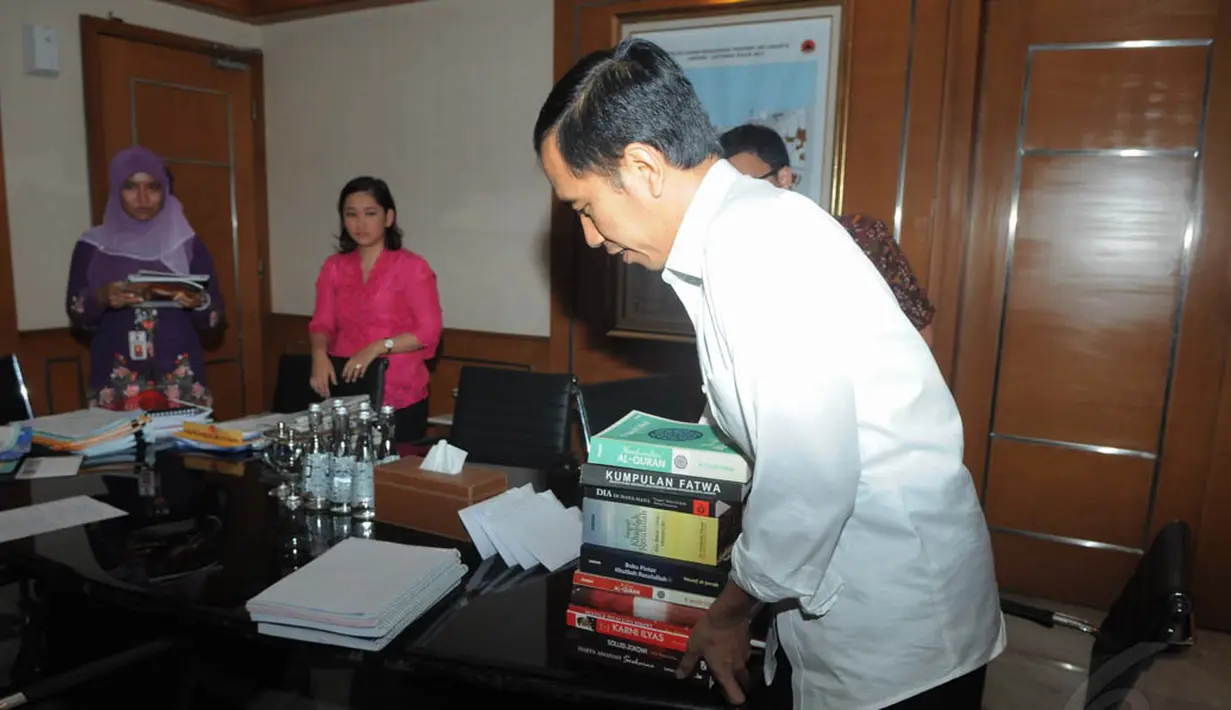 Jokowi mengemasi barang-barang miliknya dari ruang kerja Gubernur DKI di Balaikota Jakarta, (17/10/14). (Liputan6.com/Herman Zakharia)