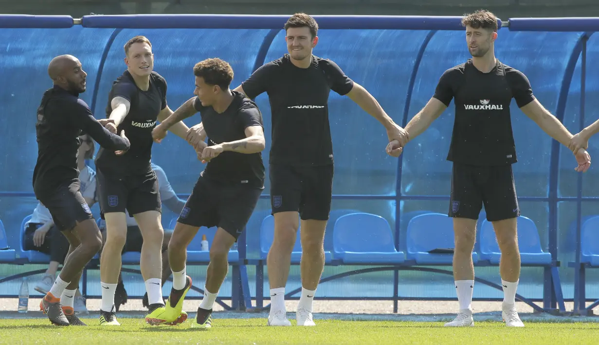 Fabian Delph, Phil Jones, Dele Alli, Harry Maguire and Gary Cahill saat berlatih ringan di Zelenogorsk dekat St. Petersburg, Rusia, (13/7/2018). Inggris akan melawan Belgia untuk memperebutkan tempat ketiga Piala Dunia 2018. (AP/Dmitri Lovetsky)