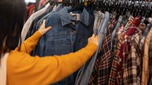 Ilustrasi thrifting, pakaian bekas, pakaian impor. (Image by Freepik)