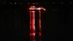 Sebuah kapal berisi tim penyelamat mencari korban di perairan Sungai Potomac, Washington DC, Amerika Serikat (AS), 30 Januari 2025. (ANDREW CABALLERO-REYNOLDS/AFP)