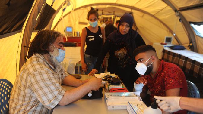 Seorang pekerja medis menerima pasien di rumah sakit lapangan bantuan dari Iran di Beirut, Lebanon, 10 Agustus 2020. Lebanon menerima bantuan rumah sakit lapangan dari sejumlah negara dalam beberapa hari terakhir. (Xinhua/Bilal Jawich)