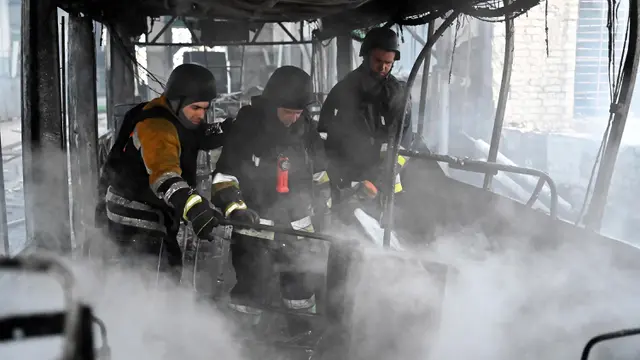 Terkena Hantaman Serangan Udara Rusia, Sebuah Terminal Bus Listrik di Kharkiv Hangus Terbakar