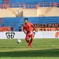 Bek Persija Jakarta, Anan Lestaluhu, memanfaatkan penghentian sementara Liga 1 2018 dengan bermain bersama tim U-19. (Persija Jakarta/Khairul Imam)