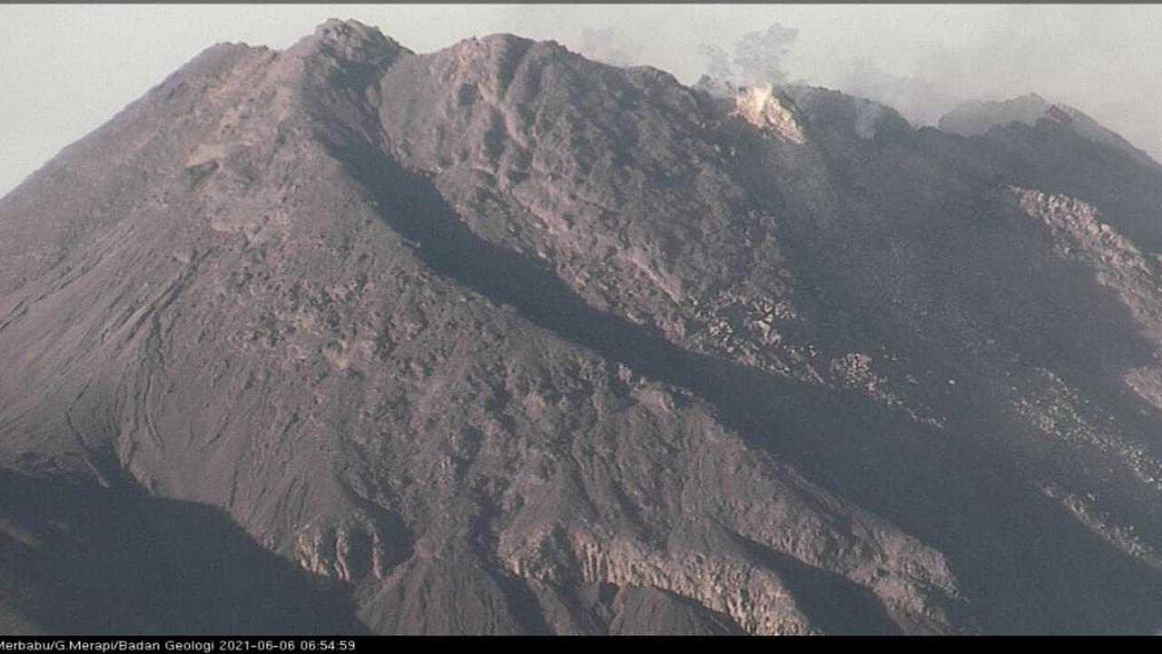 Gunung Merapi muntahkan awan panas pada 6 Juni 2021. (Foto: Liputan6.com/BPPTKG)