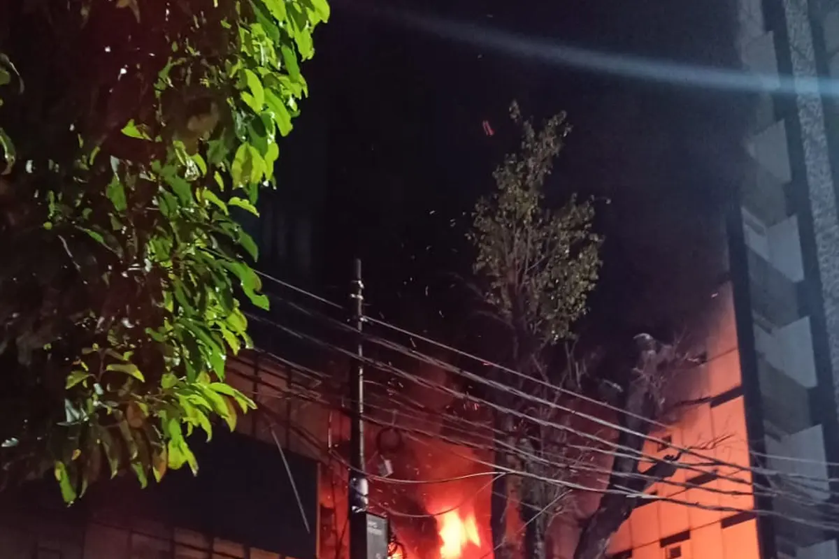 Kebakaran hebat menimpa sebuah ruko di kawasan Jakarta Selatan, Kamis malam (18/4/2024). (Merdeka.com/Rahmat Baihaqi)