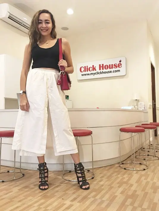 Sejak saat itu, Dewi Rezer pun kebanjiran untuk menjadi model pemotretan dan bintang iklan. Ia sempat berhenti dari dunia hiburan untuk menyelesaikan pendidikannya di London School of Publik Relation. (Foto: instagram.com/rezerdewi)