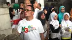 Menteri Hanif Dhakiri bersama anak yatim saat melihat koleksi patung - patung Museum Nasional, Jakarta, Minggu (1/3/2015). (Liputan6.com/Herman Zakharia)