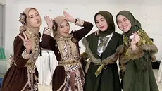 Selain Nabilah Ayu, member lain yang juga menggunakan hijab selama manggung adalah Melody, Bebi JKT48, Dena, dan juga Uty. Mereka tetap terlihat manis dan anggun. (Instagram/nblh.ayu)