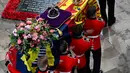 Peti mati Ratu Elizabeth II dibawa ke Westminster Abbey jelang prosesi pemakamannya, London, Inggris, Senin (19/9/2022).  Anggota Keluarga Kerajaan Inggris dimakamkan di dalam sebuah ruangan, bukan langsung di bawah tanah. (Gareth Cattermole/Pool Photo via AP)