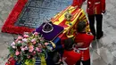 Peti mati Ratu Elizabeth II dibawa ke Westminster Abbey jelang prosesi pemakamannya, London, Inggris, Senin (19/9/2022).  Anggota Keluarga Kerajaan Inggris dimakamkan di dalam sebuah ruangan, bukan langsung di bawah tanah. (Gareth Cattermole/Pool Photo via AP)