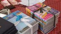 Sejumalah paketan CD pembelajaran secara daring yang berhasil dikumpulkan sebagai barang bukti dugaan jual beli paksa paketan tersebut di Kemenag Tasikmalaya, Jawa Barat. (Liputan6.com/Jayadi Supriadin)
