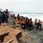 Pemasangan tanggul sabut kelapa di pantai Kemiren, awal Oktober 2018. (Liputan6.com/BPBD CLP/Muhamad Ridlo)