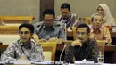 Menteri Perindustrian Saleh Husin (kanan depan) saat mengikuti rapat dengan Komisi VI DPR RI di Kompleks Parlemen, Jakarta, Kamis (26/11/2015). Rapat membahas gula rafinasi. (Liputan6.com/Helmi Fithriansyah)