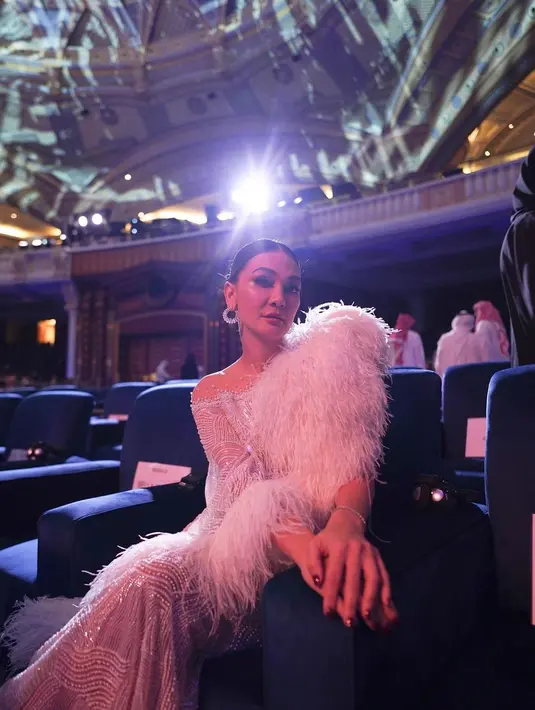 Bulu-bulu juga memberi kesan klasik namun tetap modern. [Foto: @billywasblue]